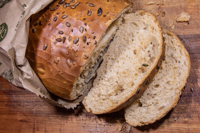 Jakie przyprawy można dodać do chleba, aby nadać mu ciekawszy smak