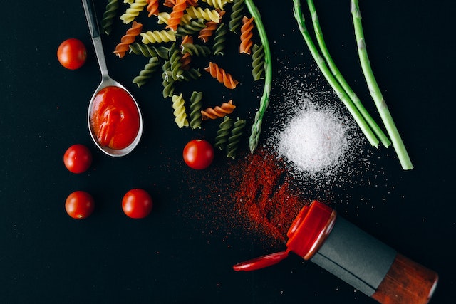 Jak wykorzystać gotowe sosy i przyprawy z Potrawy gotowe do stworzenia unikalnych smaków w Twoich daniach