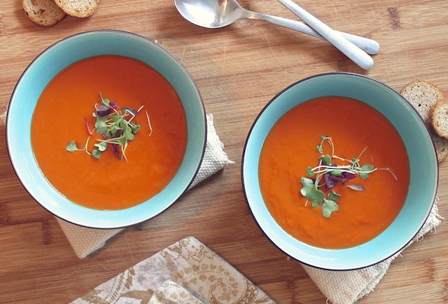 10 przepisów na kremową zupę warzywną z sezonowych składników