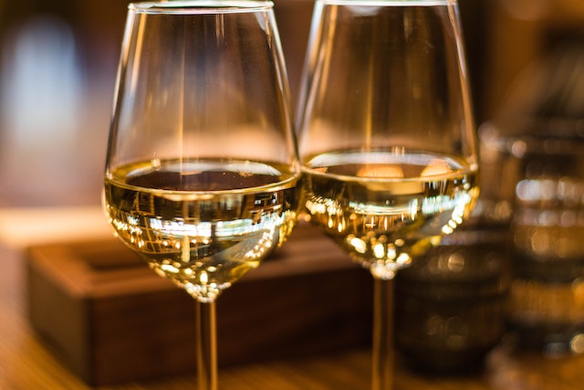 Jakie są najważniejsze zasady dobrego serwowania wina